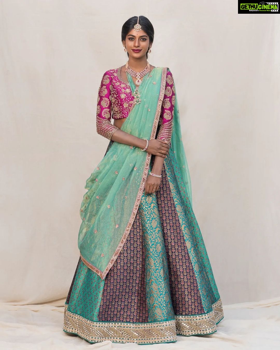 Vinusha Devi Instagram - Kaaviyam 🕊️ Outfit : @studio149 Jewellery : @mspinkpantherjewel Photography : @ram___prakash_ @_oliverfelix_ @___diwakar @naveen_tom_18 Mua : @makeupbyvinushadevi Hairstylist : @teamdiamondartistry #vinushadevi #photoshoot #love