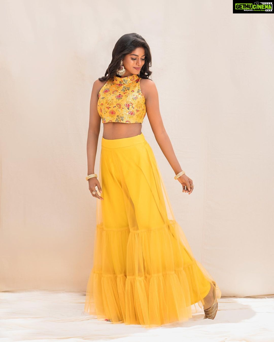 Vinusha Devi Instagram - Y E L L O W ✨ Outfit : @studio149 Jewellery : @mspinkpantherjewel Photography : @ram___prakash_ @_oliverfelix_ @___diwakar @naveen_tom_18 Mua : @makeupbyvinushadevi Hairstylist : @teamdiamondartistry #vinushadevi #photoshoot #love