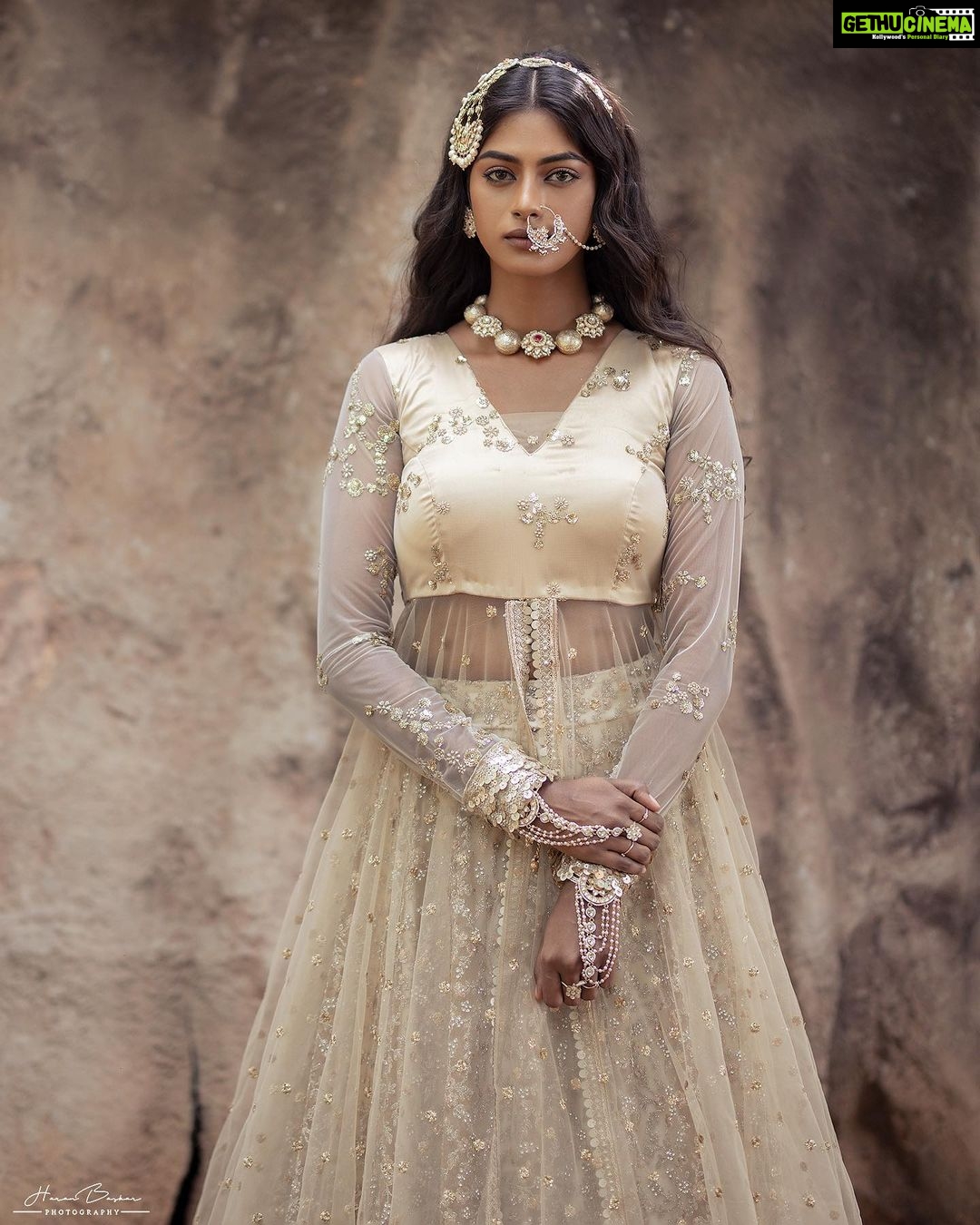 Vinusha Devi Instagram - BE YOUR OWN DREAMCATCHER ✨ Shot by @haran_official_ Outfit @studio149 Jewellery @fineshinejewels Mua @makeupbyvinushadevi #vinushadevi #barathikannamma #kannamma #deewanimastani #deewani #photoshoot