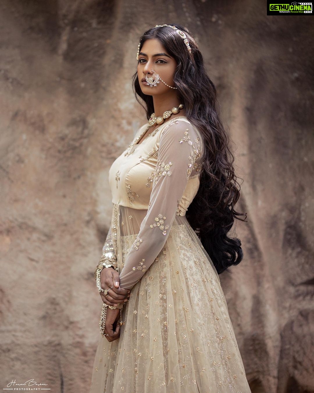 Vinusha Devi Instagram - BE YOUR OWN DREAMCATCHER ✨ Shot by @haran_official_ Outfit @studio149 Jewellery @fineshinejewels Mua @makeupbyvinushadevi #vinushadevi #barathikannamma #kannamma #deewanimastani #deewani #photoshoot