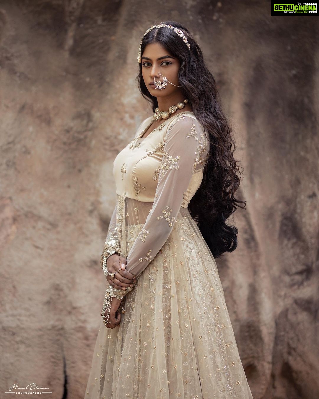 Vinusha Devi Instagram - BE YOUR OWN DREAMCATCHER ✨ Shot by @haran_official_ Outfit @studio149 Jewellery @fineshinejewels Mua @makeupbyvinushadevi #vinushadevi #barathikannamma #kannamma #deewanimastani #deewani #photoshoot