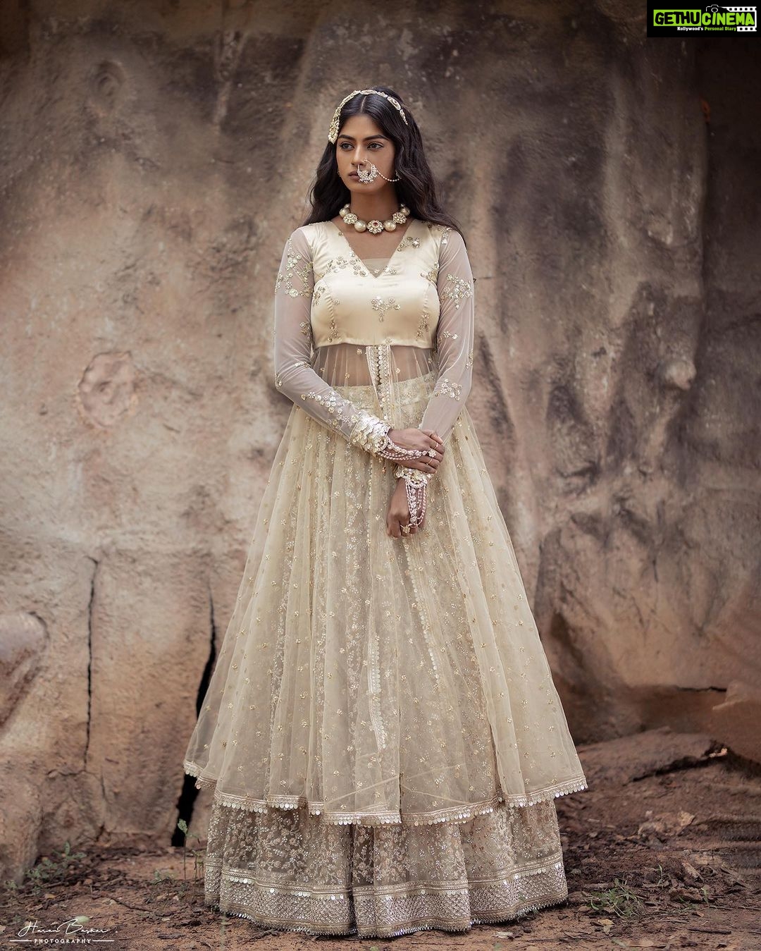 Vinusha Devi Instagram - BE YOUR OWN DREAMCATCHER ✨ Shot by @haran_official_ Outfit @studio149 Jewellery @fineshinejewels Mua @makeupbyvinushadevi #vinushadevi #barathikannamma #kannamma #deewanimastani #deewani #photoshoot
