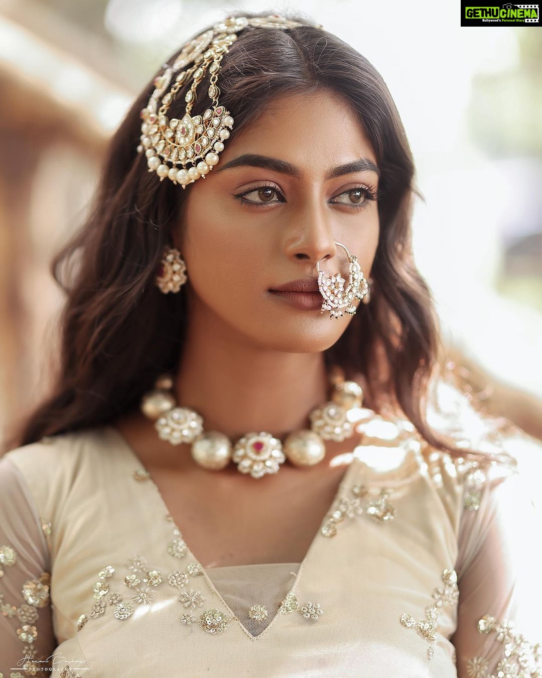 Vinusha Devi Instagram - BE YOUR OWN DREAMCATCHER ✨ Shot by @haran_official_ Outfit @studio149 Jewellery @fineshinejewels Mua @makeupbyvinushadevi #vinushadevi #barathikannamma #kannamma #deewanimastani #deewani #photoshoot