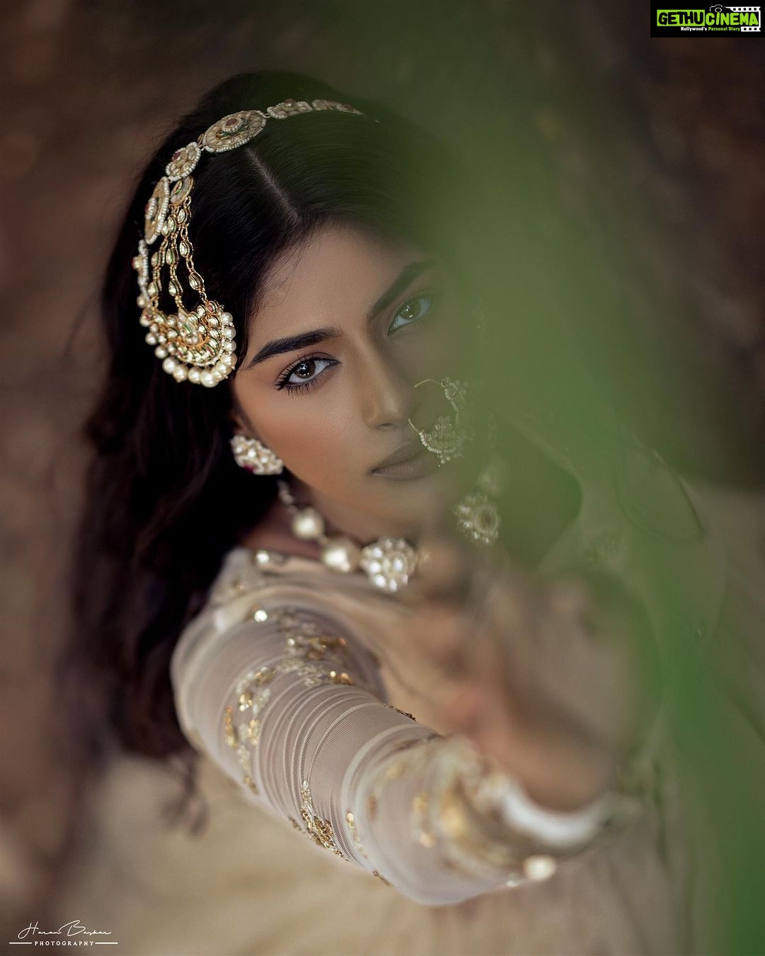 Vinusha Devi Instagram - BE YOUR OWN DREAMCATCHER ✨ Shot by @haran_official_ Outfit @studio149 Jewellery @fineshinejewels Mua @makeupbyvinushadevi #vinushadevi #barathikannamma #kannamma #deewanimastani #deewani #photoshoot