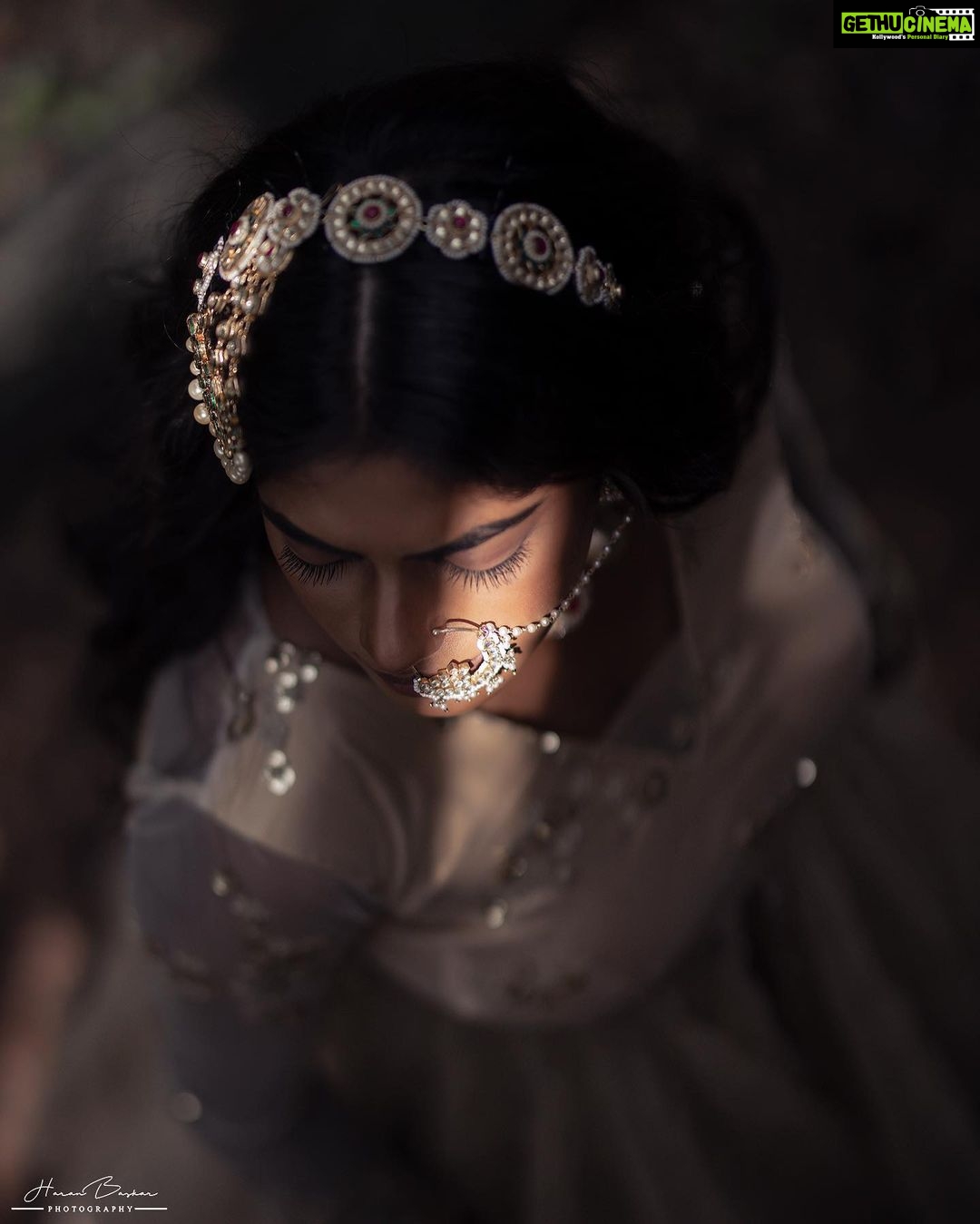 Vinusha Devi Instagram - BE YOUR OWN DREAMCATCHER ✨ Shot by @haran_official_ Outfit @studio149 Jewellery @fineshinejewels Mua @makeupbyvinushadevi #vinushadevi #barathikannamma #kannamma #deewanimastani #deewani #photoshoot