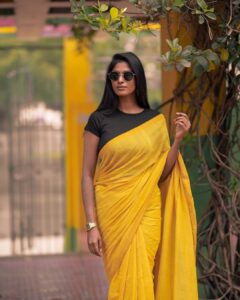 Vinusha Devi Instagram - Manjal veyil malaiyilea ✨

Inframe : @vinusha_devi 
Styling : @indu_ig 
Earrings : @adorebypriyanka 
Shot by : @haran_official_ 

#vinushadevi