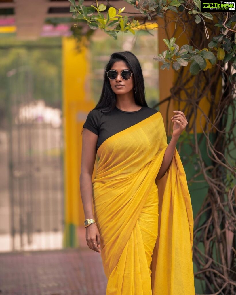 Vinusha Devi Instagram - Manjal veyil malaiyilea ✨ Inframe : @vinusha_devi Styling : @indu_ig Earrings : @adorebypriyanka Shot by : @haran_official_ #vinushadevi
