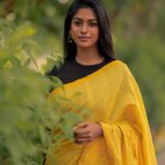 Vinusha Devi Instagram - Manjal veyil malaiyilea ✨ Inframe : @vinusha_devi Styling : @indu_ig Earrings : @adorebypriyanka Shot by : @haran_official_ #vinushadevi