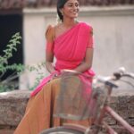 Vinusha Devi Instagram - கறைகள் அண்டாத காற்றும் தீண்டாத மனதுக்குள் எப்போது நுழைந்திட்டாய்…🙈❤️ Shot by @haran_official_ Dhavani @ivalinmabia #vinushadevi #dhavani #photoshoot