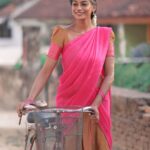 Vinusha Devi Instagram - கறைகள் அண்டாத காற்றும் தீண்டாத மனதுக்குள் எப்போது நுழைந்திட்டாய்…🙈❤️ Shot by @haran_official_ Dhavani @ivalinmabia #vinushadevi #dhavani #photoshoot