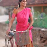 Vinusha Devi Instagram - கறைகள் அண்டாத காற்றும் தீண்டாத மனதுக்குள் எப்போது நுழைந்திட்டாய்…🙈❤️ Shot by @haran_official_ Dhavani @ivalinmabia #vinushadevi #dhavani #photoshoot