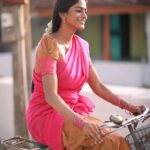 Vinusha Devi Instagram - கறைகள் அண்டாத காற்றும் தீண்டாத மனதுக்குள் எப்போது நுழைந்திட்டாய்…🙈❤️ Shot by @haran_official_ Dhavani @ivalinmabia #vinushadevi #dhavani #photoshoot