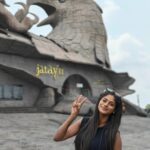 Vinusha Devi Instagram - Day 1 in varkala vacation #jatayu ❤️ #explorewithme #vacation #varkala #jatayuearthcentre #vinushadevi Jadayu Rock, Chadayamangalam