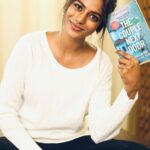 Vinusha Devi Instagram - Mornings with latte and a good book ❤️ Shot by @gk_.photography._ Mua @smokey_makeupbar_ #vinushadevi #goodmorning #recent4recent