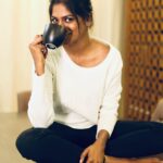 Vinusha Devi Instagram – Mornings with latte and a good book ❤️ 

Shot by @gk_.photography._ 
Mua @smokey_makeupbar_ 

#vinushadevi #goodmorning #recent4recent