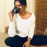Vinusha Devi Instagram - Mornings with latte and a good book ❤️ Shot by @gk_.photography._ Mua @smokey_makeupbar_ #vinushadevi #goodmorning #recent4recent