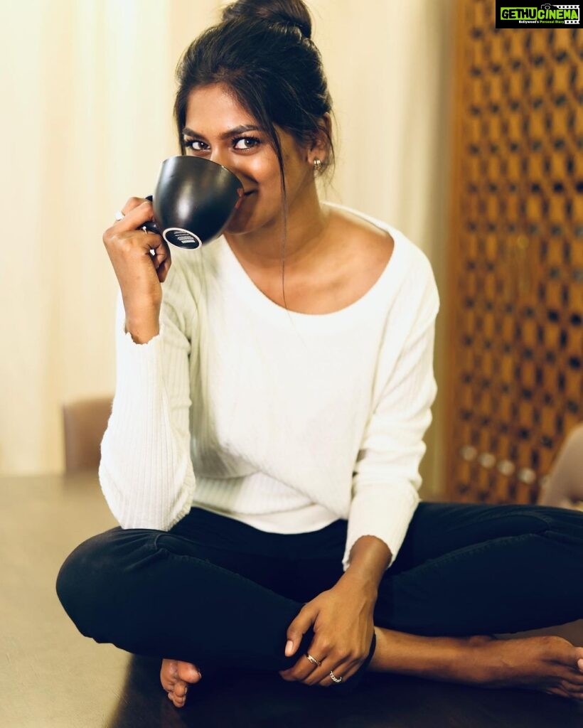 Vinusha Devi Instagram - Mornings with latte and a good book ❤️ Shot by @gk_.photography._ Mua @smokey_makeupbar_ #vinushadevi #goodmorning #recent4recent