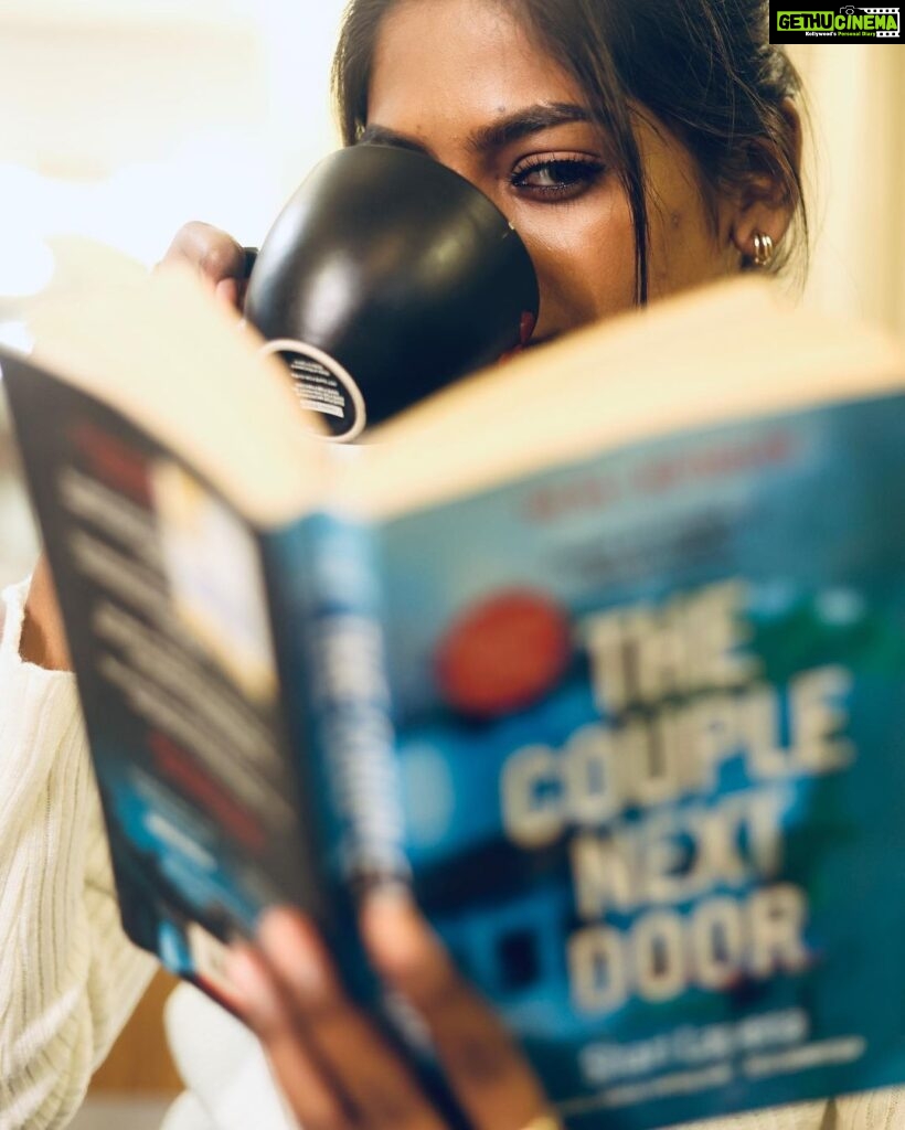 Vinusha Devi Instagram - Mornings with latte and a good book ❤️ Shot by @gk_.photography._ Mua @smokey_makeupbar_ #vinushadevi #goodmorning #recent4recent