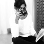 Vinusha Devi Instagram - Mornings with latte and a good book ❤️ Shot by @gk_.photography._ Mua @smokey_makeupbar_ #vinushadevi #goodmorning #recent4recent