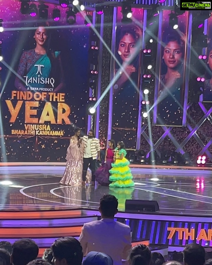 Vinusha Devi Instagram - 'Best Find- Vijay Television Awards-2022' Nothing short of a dream! 🥺 When I was called on the dias to receive the award from none other @praveen.bennett Sir, all I had in my heart was gratitude and only gratitude. Gratitude towards the audience who accepted me whole heartedly as Kannamma, Gratitude towards @globalvillagers our producer ‘venkatesh’ sir and @vijaytelevision whole team who trusted me with the character and let me live Kannamma in my way & last but not the least, heartful gratitude towards @praveen.bennett Sir who found me, mentored me, moulded me and made me believe I could be Kannamma in a very graceful way. I've put my heart and soul to fit myself as Kannamma and extremely happy that the Channel has rewarded me with a prestigious award within a really short span. I'm taking this as a recognition as well as a motivation to step further and work hard to give the best of the best to the audience who have accepted me on screen! Thankyou could be a small word, but it's filled all over heart! ♥️♥️♥️ I wanted to speak all this on the stage, but it was an extremely emotional moment that my eyes were welled up completely out of happiness and gratitude. THANK YOU SO MUCH ! 🧿❤️ With love, Vinusha Devi G Outfit : @studio149 Shot by : @haran_official_ #kannamma #barathikannamma #vijaytelevision #7thvijayteleawards #bestfindoftheyear