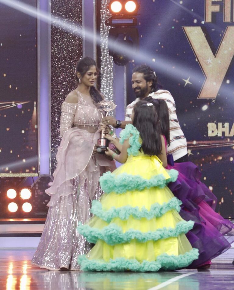 Vinusha Devi Instagram - 'Best Find- Vijay Television Awards-2022' Nothing short of a dream! 🥺 When I was called on the dias to receive the award from none other @praveen.bennett Sir, all I had in my heart was gratitude and only gratitude. Gratitude towards the audience who accepted me whole heartedly as Kannamma, Gratitude towards @globalvillagers our producer ‘venkatesh’ sir and @vijaytelevision whole team who trusted me with the character and let me live Kannamma in my way & last but not the least, heartful gratitude towards @praveen.bennett Sir who found me, mentored me, moulded me and made me believe I could be Kannamma in a very graceful way. I've put my heart and soul to fit myself as Kannamma and extremely happy that the Channel has rewarded me with a prestigious award within a really short span. I'm taking this as a recognition as well as a motivation to step further and work hard to give the best of the best to the audience who have accepted me on screen! Thankyou could be a small word, but it's filled all over heart! ♥️♥️♥️ I wanted to speak all this on the stage, but it was an extremely emotional moment that my eyes were welled up completely out of happiness and gratitude. THANK YOU SO MUCH ! 🧿❤️ With love, Vinusha Devi G Outfit : @studio149 Shot by : @haran_official_ #kannamma #barathikannamma #vijaytelevision #7thvijayteleawards #bestfindoftheyear