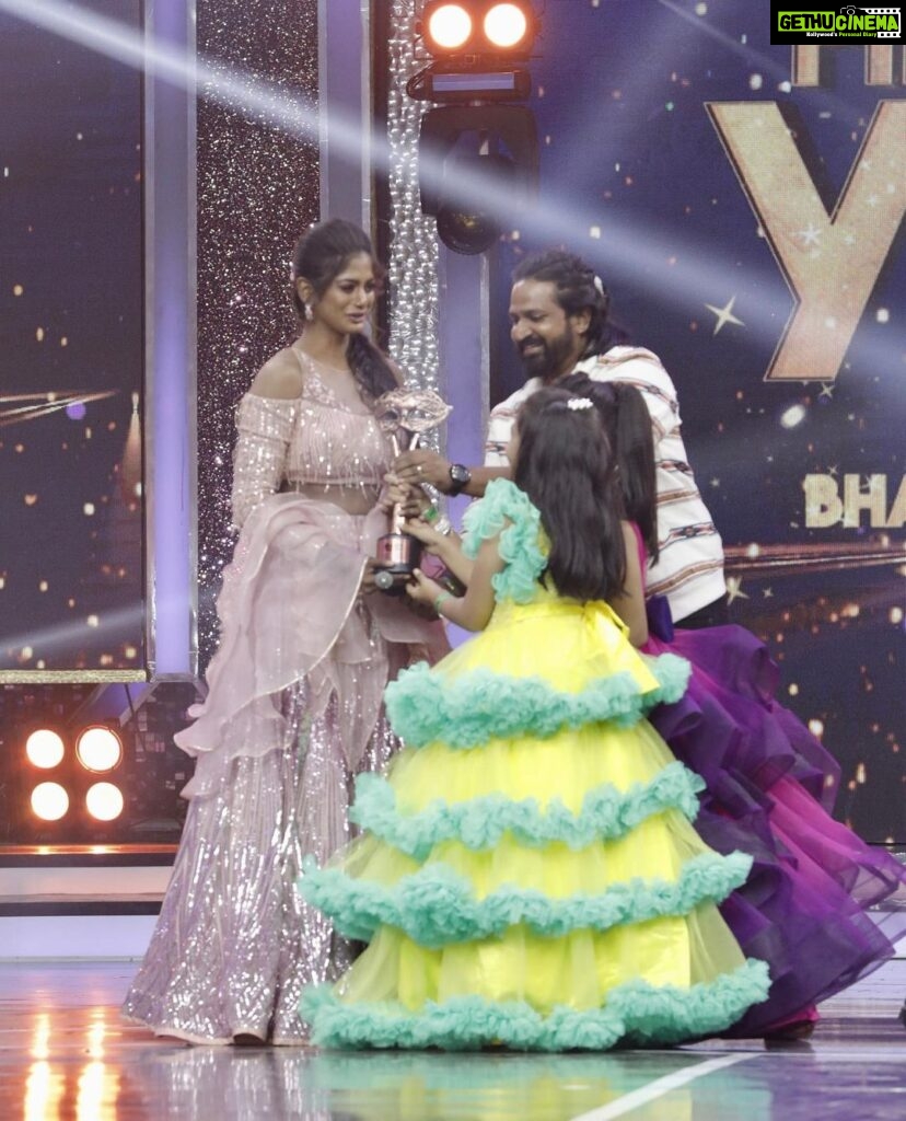 Vinusha Devi Instagram - 'Best Find- Vijay Television Awards-2022' Nothing short of a dream! 🥺 When I was called on the dias to receive the award from none other @praveen.bennett Sir, all I had in my heart was gratitude and only gratitude. Gratitude towards the audience who accepted me whole heartedly as Kannamma, Gratitude towards @globalvillagers our producer ‘venkatesh’ sir and @vijaytelevision whole team who trusted me with the character and let me live Kannamma in my way & last but not the least, heartful gratitude towards @praveen.bennett Sir who found me, mentored me, moulded me and made me believe I could be Kannamma in a very graceful way. I've put my heart and soul to fit myself as Kannamma and extremely happy that the Channel has rewarded me with a prestigious award within a really short span. I'm taking this as a recognition as well as a motivation to step further and work hard to give the best of the best to the audience who have accepted me on screen! Thankyou could be a small word, but it's filled all over heart! ♥️♥️♥️ I wanted to speak all this on the stage, but it was an extremely emotional moment that my eyes were welled up completely out of happiness and gratitude. THANK YOU SO MUCH ! 🧿❤️ With love, Vinusha Devi G Outfit : @studio149 Shot by : @haran_official_ #kannamma #barathikannamma #vijaytelevision #7thvijayteleawards #bestfindoftheyear