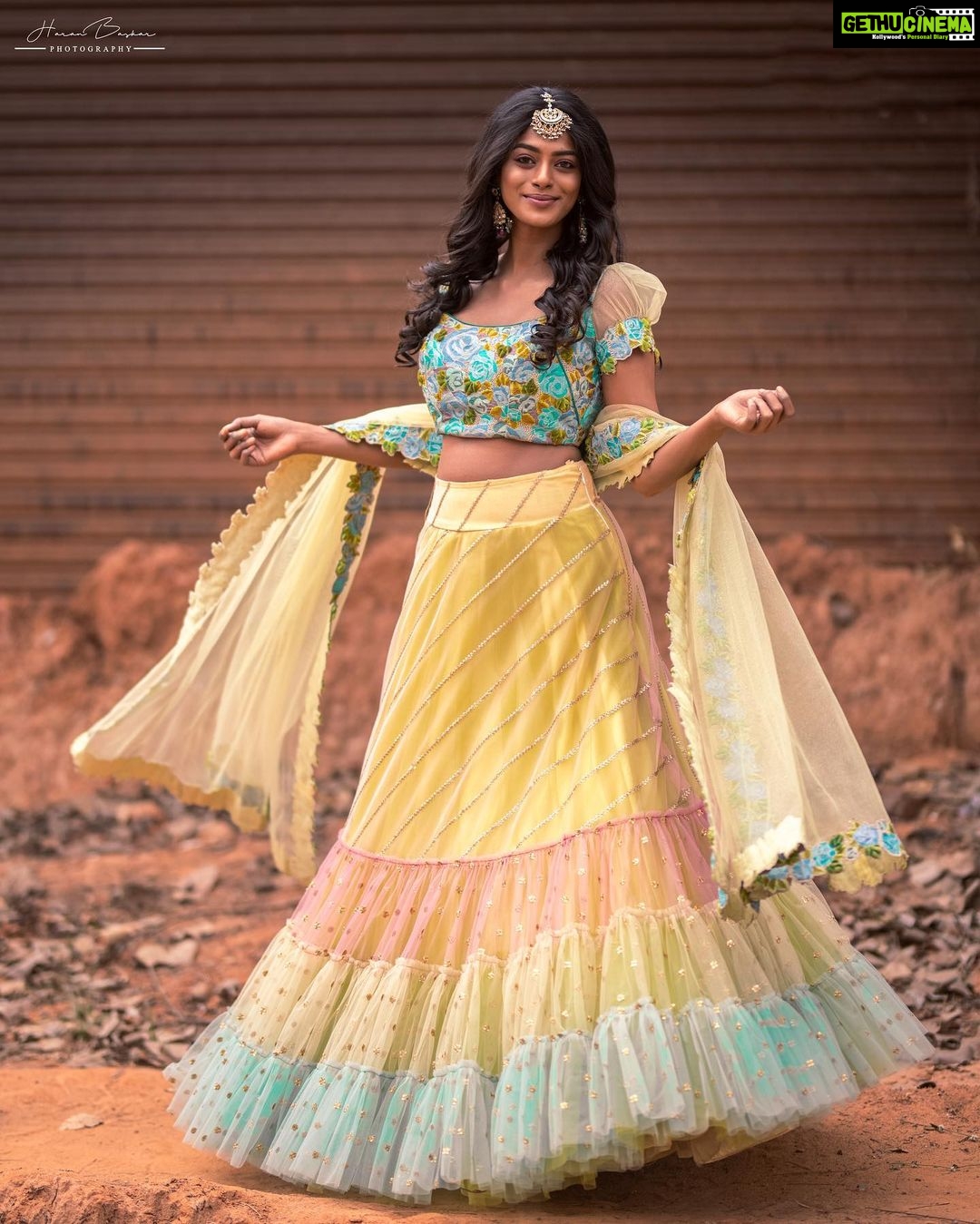 Vinusha Devi Instagram - Absolutely Loved my look for #vijaytelevisionawards - #preludeshow So cute & pretty outfit by @studio149 Accessories by @mspinkpantherjewel Photography by @haran_official_ Beautifully shot in a rustic place #vinushadevi #vijaytelevisionawards #preludeshow #bharathikannamma #kannamma