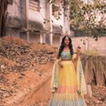 Vinusha Devi Instagram - Absolutely Loved my look for #vijaytelevisionawards - #preludeshow So cute & pretty outfit by @studio149 Accessories by @mspinkpantherjewel Photography by @haran_official_ Beautifully shot in a rustic place #vinushadevi #vijaytelevisionawards #preludeshow #bharathikannamma #kannamma