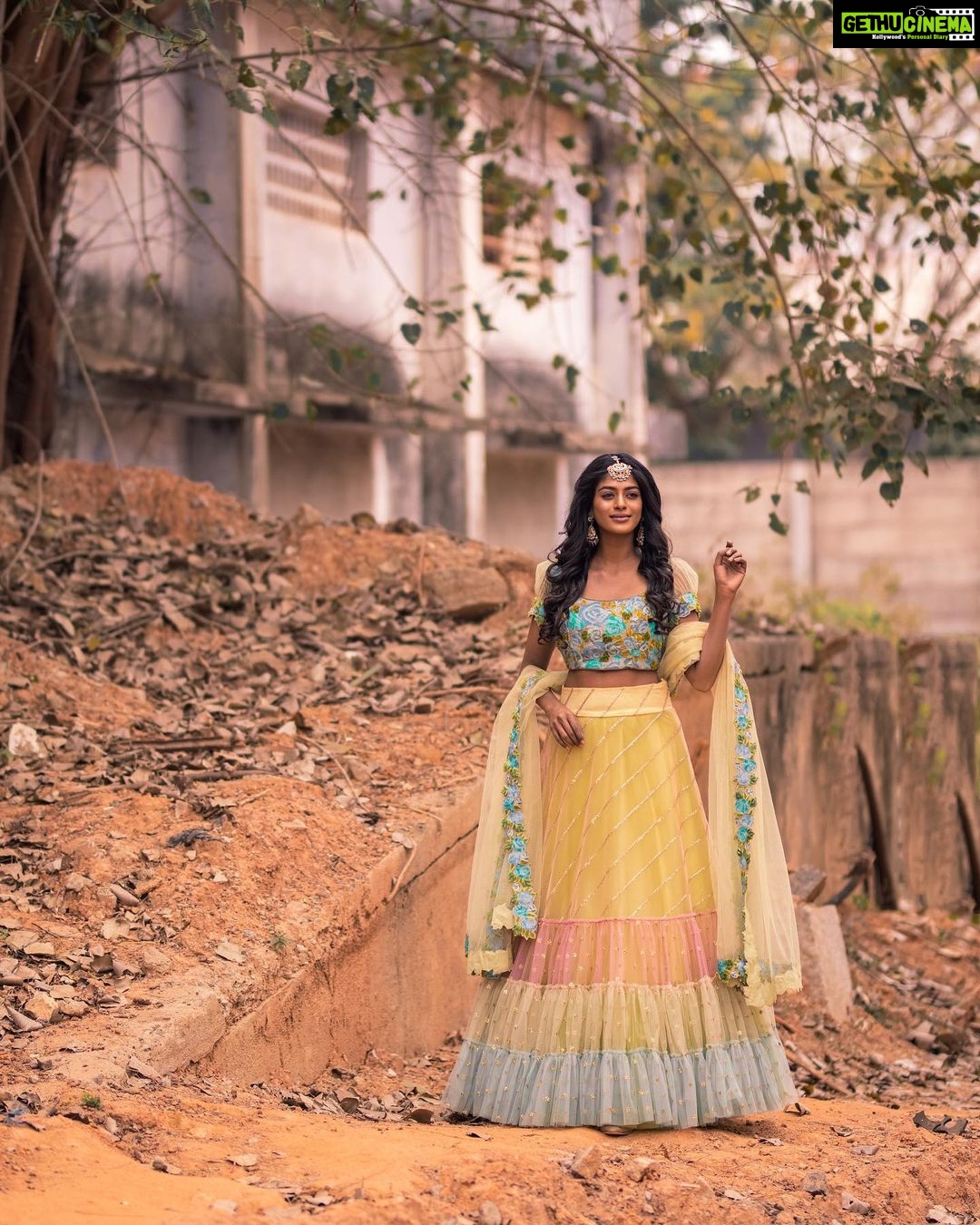 Vinusha Devi Instagram - Absolutely Loved my look for #vijaytelevisionawards - #preludeshow So cute & pretty outfit by @studio149 Accessories by @mspinkpantherjewel Photography by @haran_official_ Beautifully shot in a rustic place #vinushadevi #vijaytelevisionawards #preludeshow #bharathikannamma #kannamma