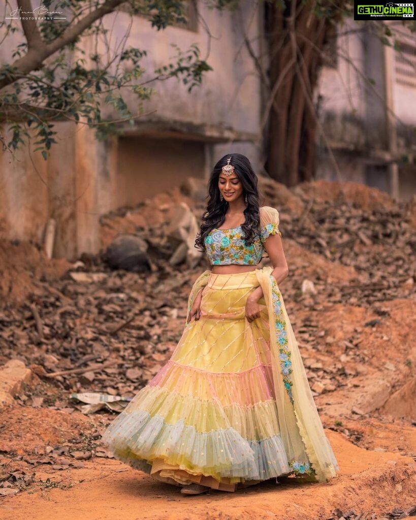 Vinusha Devi Instagram - Absolutely Loved my look for #vijaytelevisionawards - #preludeshow So cute & pretty outfit by @studio149 Accessories by @mspinkpantherjewel Photography by @haran_official_ Beautifully shot in a rustic place #vinushadevi #vijaytelevisionawards #preludeshow #bharathikannamma #kannamma