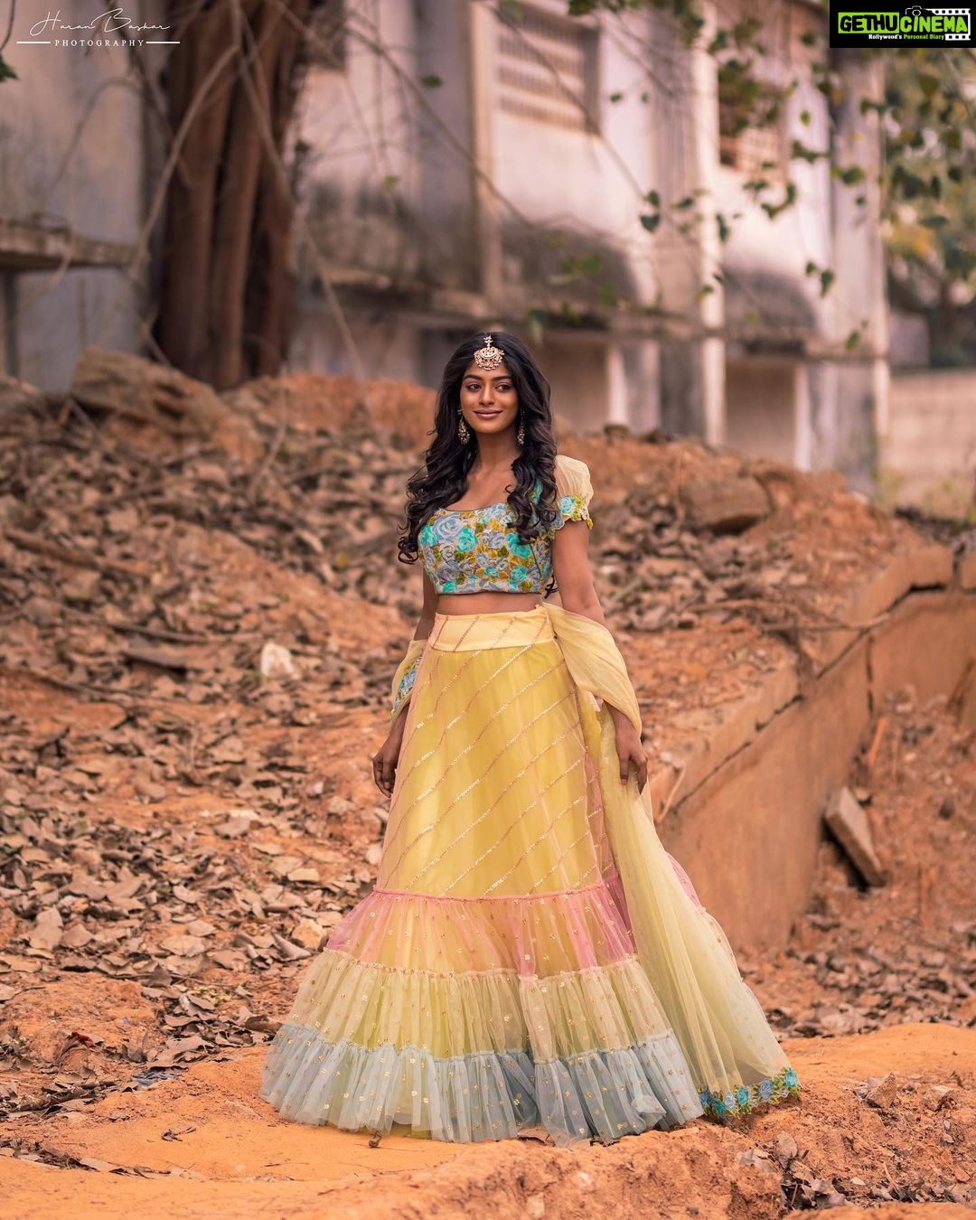 Vinusha Devi Instagram - Absolutely Loved my look for #vijaytelevisionawards - #preludeshow So cute & pretty outfit by @studio149 Accessories by @mspinkpantherjewel Photography by @haran_official_ Beautifully shot in a rustic place #vinushadevi #vijaytelevisionawards #preludeshow #bharathikannamma #kannamma