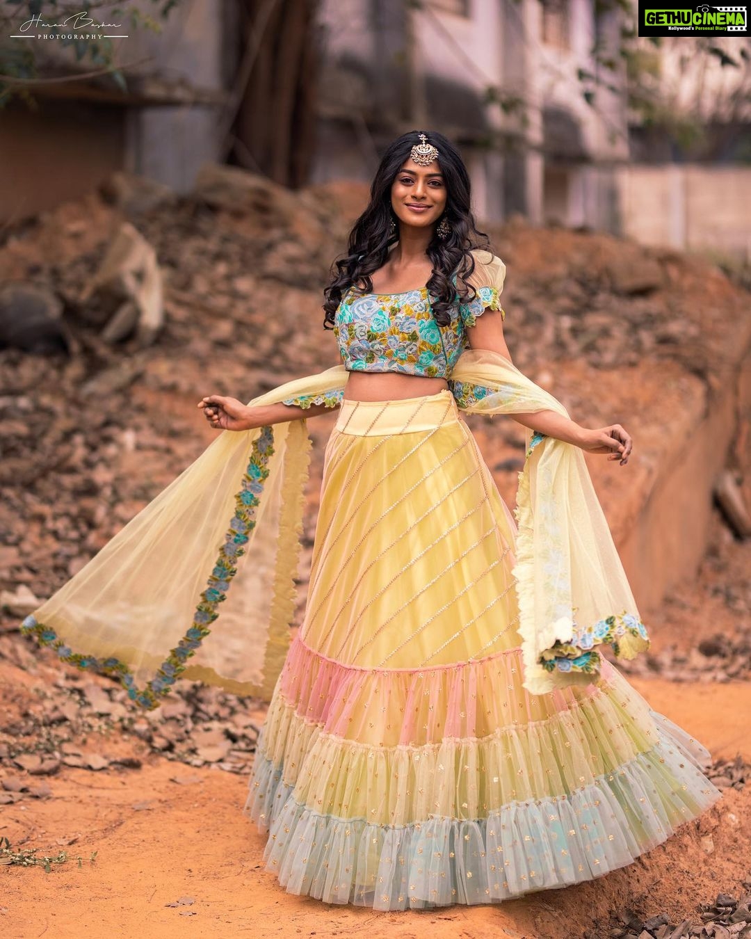 Vinusha Devi Instagram - Absolutely Loved my look for #vijaytelevisionawards - #preludeshow So cute & pretty outfit by @studio149 Accessories by @mspinkpantherjewel Photography by @haran_official_ Beautifully shot in a rustic place #vinushadevi #vijaytelevisionawards #preludeshow #bharathikannamma #kannamma