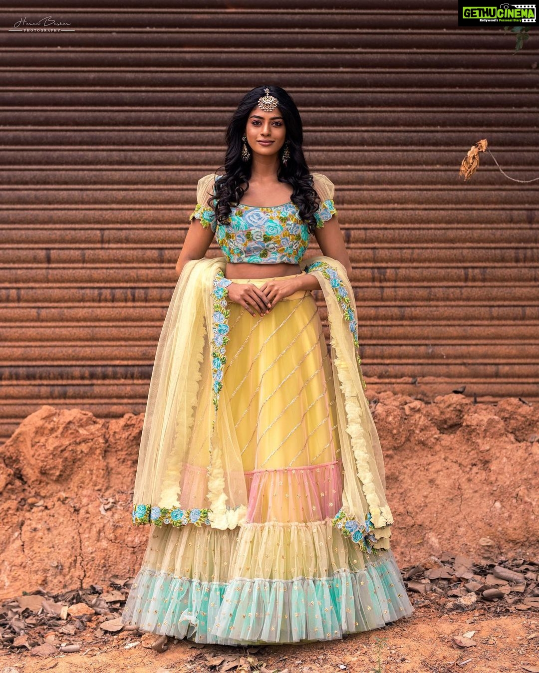 Vinusha Devi Instagram - Absolutely Loved my look for #vijaytelevisionawards - #preludeshow So cute & pretty outfit by @studio149 Accessories by @mspinkpantherjewel Photography by @haran_official_ Beautifully shot in a rustic place #vinushadevi #vijaytelevisionawards #preludeshow #bharathikannamma #kannamma