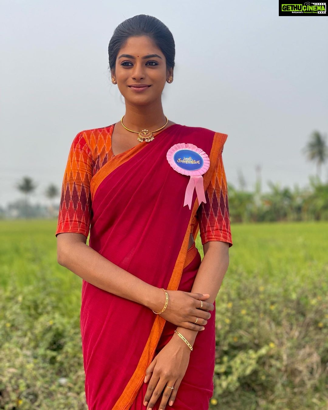 Vinusha Devi Instagram - Celebration started ❤️ Guess who captured these beautiful pictures for me 🤭 #vijaytelevisionawards #barathikannamma #promoshoot #vinushadevi #kannamma