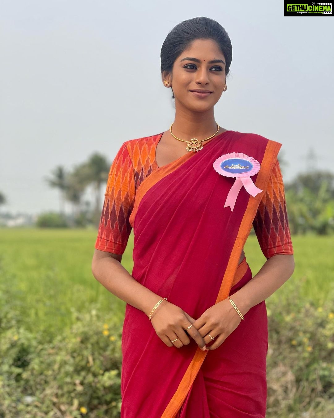 Vinusha Devi Instagram - Celebration started ❤️ Guess who captured these beautiful pictures for me 🤭 #vijaytelevisionawards #barathikannamma #promoshoot #vinushadevi #kannamma