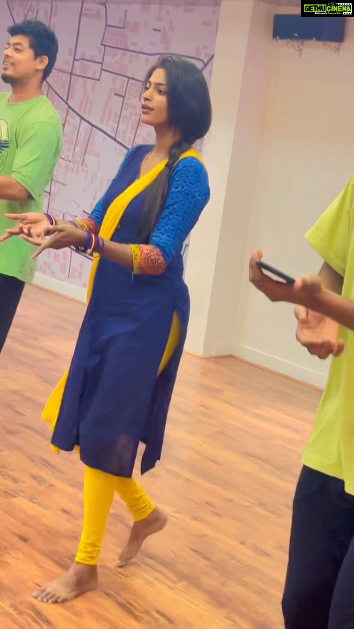Vinusha Devi Instagram - Vijay tele awards rehearsals started π₯³ guess the song ? Definitely not manva laage song π Such summer comfortable kurti im wearing : @ekantastudio #vinushadevi #barathikannamma #kannamma #dancereharsal #vijaytelevisionawards