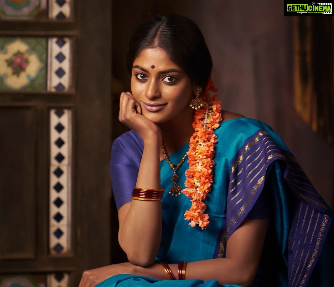 Vinusha Devi Instagram - அழகு ❤️ Ft @vinusha_devi Styled by @indu_ig Shot by @bhagathmakka Makeup @makeupbyvinushadevi Hairstylist @noormakeup_mehndi Jewellery @fineshinejewels #vinushadevi #kannamma #barathikannamma #photoshoot #80s #love #saree #instafashion