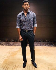 Vishal Instagram - @ Hyderabad for the Pre-Release Event !!

Promotions on full throttle !

Welcome to the #WorldOfMarkAntony

#MarkAntony

Styling - Manasa Subramani @stylebymanasa
Make up - Nandu 
Hair - Lakshman