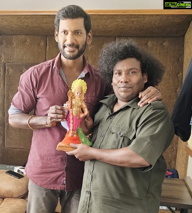 Vishal Instagram - Thank u darling brother @iyogibabu for gifting me a wonderful statue of lord Murugan in Karaikudi during the shoot of our film #Vishal34. While filming a shot when i was driving the car and in btw this him spotting a shop selling Murugar idols and immediately later buying it and gifting it to me is God sent. Luv u darling. Thank u. God bless.