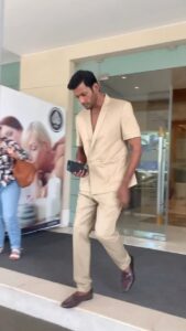 Vishal Instagram - Continuation of promotions from Mumbai to Chennai & later will move on to AP & Telengana for #MarkAntony - Promotions on full throttle ! Welcome to the #WorldOfMarkAntony #MarkAntony Styling - THE MS LABEL Hair styling - Lakshman Make up - Nandu