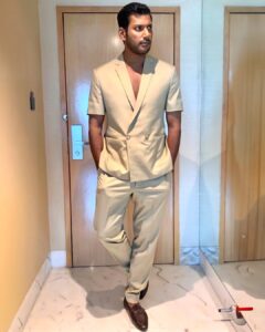 Vishal Instagram - Continuation of promotions from Mumbai to Chennai & later will move on to AP & Telengana for #MarkAntony -

Promotions on full throttle !

Welcome to the #WorldOfMarkAntony

#MarkAntony
#MarkAntonyFromSep15

Styling - THE MS LABEL
Hair styling - Lakshman
Make up - Nandu