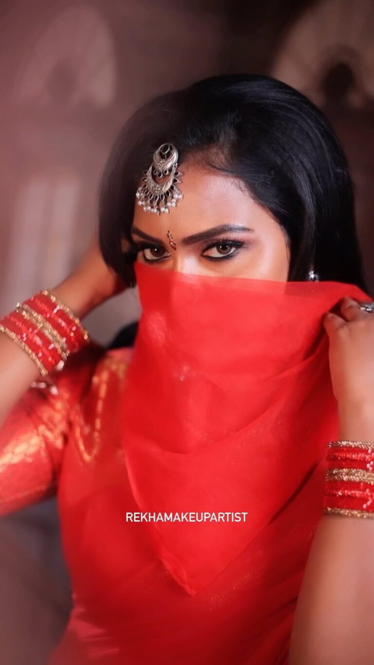 Vishnu Priya Instagram - Silk Smitha mam re-creation ❤️ Makeupartist : @rekha_.makeupartist Artist @ivishnupriyagandhi GOLDEN OPPORTUNITY for all those who wants to Succeed in their career 🔥 Become A BOSS of your own business 16 Days Advanced Bridal course with International Certification accredited by IAO ( certificate valid across all the countries - worldwide) Become Professional Makeup Artist in Just 16days of Intense Training by International Certified celebrity Makeup Artsit Rekha.. To Join our Upcoming Masterclass on OCTOBER 26 - NOVEMBER 10 Call or Watsapp 📞 9566031245 What Can I Learn from this Course? MAKEUP # Skincare # Skin preparation # Understanding n analysing client skin # Product knowledge # Choosing right foundation # Selecting concealer shades # Lens n lashes application # Self grooming # Eyebrow defining # Placement of eyeshadows # Perfect wing liner # Contouring techniques # Glitters n pigments application # Live demo sessions # HD makeup # Waterproof n transfer proof makeup # Airbrush makeup Hands on practice session #brazilian makeup techniques HAIRSTYLE * Product knowledge * Hair preparation * Hair sectioning parting * Blow dry techniques * Crimping * South Indian jadai * Hair extension technique * Types of curls * Messy bun * Different types of braids * Bridal hairstyles * Front hair variation * Maang tikka fixing 😊 10 Different types of Makeup 😊 10 Different types of saree draping 😊15 + different types of hairstyles 😊Hands on practice session with Products provided by our Academy 😊Different Type of Flower Making 😊MAHENDHI CLASS 😊NAILART CLASS 😊REALISTIC GODDESS MAKEUP 😊SFX MAKEUP 😊SELF GROOMING Session BENEFITS : ✅ACCOMIDATION &FOOD FREE FOR OUTOFSTATION STUDENTS ✅ 2 PORTFOLIO SHOOT FREE ✅ LEATHER VANITY TROLLEY FREE ✅BRANDED EYESHADOW FREE ✅JEWELLERY SET FREE ✅PHOTOSHOOT FREE LIMITED SEATS ONLY Reach Us to know Further Details ☎️9566031245 #silk #silksmitha #recreation #markantony #sjsurya #vishal #reelsinstagram #reelsviral #viral #trending #chennaimua #chennaimakeupartist #makeupartist #muachennai #rekhamakeupartist #trendingreels #tamil #tamilcinema #instadaily #vishnupriya #silksmithafans #reels #exploremore Rekha Makeup Artist - Professional Makeup Artist in Chennai