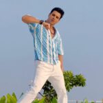 Vivek Dahiya Instagram - Late to the party but I still Chaleya-ed! #CompellingDanceReel P.s integrated the iconic @iamsrk pose but shyed midway coz we know there’s only one of him.