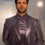 Vivek Dahiya Instagram - Kya aap tayyar hain iss hookstep par groove karne ke liye? Show us your moves with the #HookedOnJhalak challenge. Tag @sonytvofficial and use the hashtag #HookedOnJhalak and #JhalakDikhhlaJaa so we can see your moves. Dekhiye 11th Nov se #JhalakDikhhlaJaa, Sat-Sun raat 9:30 sirf #SonyEntertainmentTelevision par. @malaikaaroraofficial @farahkhankunder @arshad_warsi @vivekdahiya #NewShow #JhalakDikhhlaJaaOnSonyTV