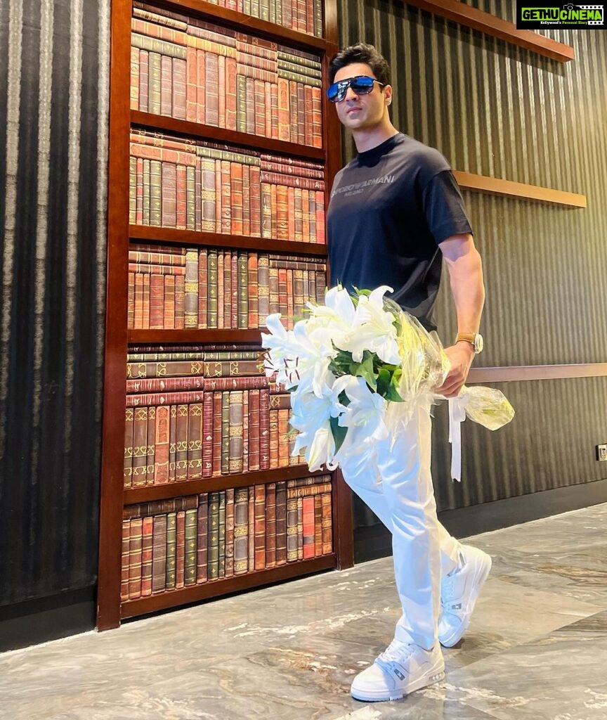 Vivek Dahiya Instagram - I’m all hearts in full bloom :) Paramount Hotel Dubai