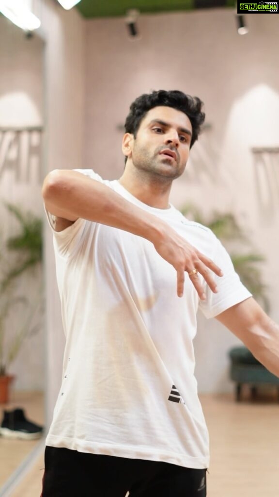 Vivek Dahiya Instagram - Some snippets from the first week of dance rehearsals with each step finding its place and the heartbeat of the performance begins to sync with the pulse of the music. #BeginningOfAJourney #VivekInJDLJ #JDLJ #