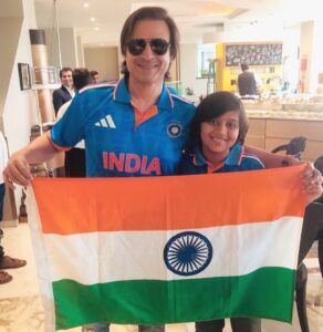 Vivek Oberoi Instagram - Passing down the legacy 🏏
Celebrating every six and wicket together🇮🇳 #teamindia 

#cwc23 #worldcup #cricket