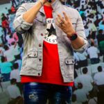 Vivek Oberoi Instagram – विवेक भाई से मैं कई सालों से जुड़ा हुआ हूँ। क्योंकि जब दो लोगों का विज़न एक हो तो विचार भी लगभग समान ही होते हैं। विवेक भाई और मैं हमेशा भारत को एक Entrepreneurs Country के रूप में देखना चाहते हैं। अक्सर जब हम किसी मुद्दे पर बात करते हैं तो हमेशा एक टॉपिक पर खास ध्यान देते हैं, कि कैसे देश के गांव से भी Entrepreneurs को Build किया जाए। क्योंकि विवेक भाई एक बॉलीवुड एक्टर तो हैं ही, इनका बिज़नेस को देखने का जो नज़रिया है वो भी किसी बड़े बिज़नेसमैन से कम नहीं है। जब बात हुई कि 30 हजार Entrepreneurs एक साथ एक मंच पर होंगे और आपको आना है, उन्होंने कहा वैसे तो out of India मेरी शूटिंग है, लेकिन जब बात देश की हो तो फिर कुछ भी हो मैं जरुर आऊंगा। इनका मेरे प्रति यह स्नेह हमेशा एक भाई की याद दिलाता है।

#vivekoberoi #BollywoodActor #Entrepreneurslaunchpad #Actor #Entrepreneur #DrVivekBindra #BadaBusiness
