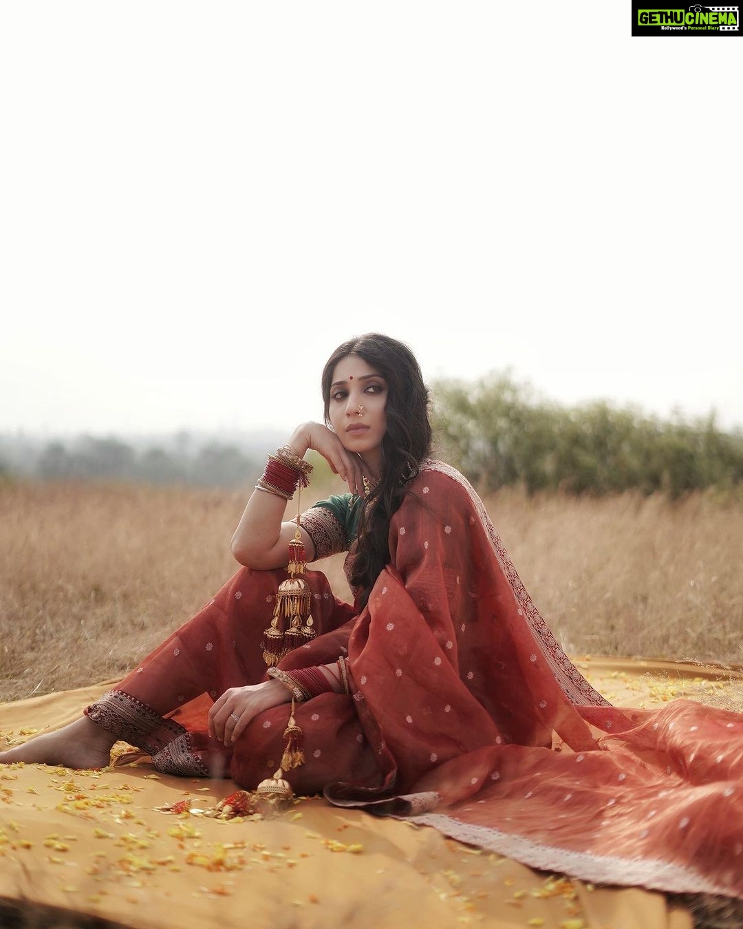 Vrushika Mehta Instagram - ज़रिया 🪔 . P.S: Consider this as my solo pre-wedding 🫣 📸 @ad_wait8 Edited by: @randomankit04 Thank you @kadhuwabanaras for customising this beautiful bridal saree for me ❤️ #wedding #bride #weddingphotography #bridalsarees #picoftheday