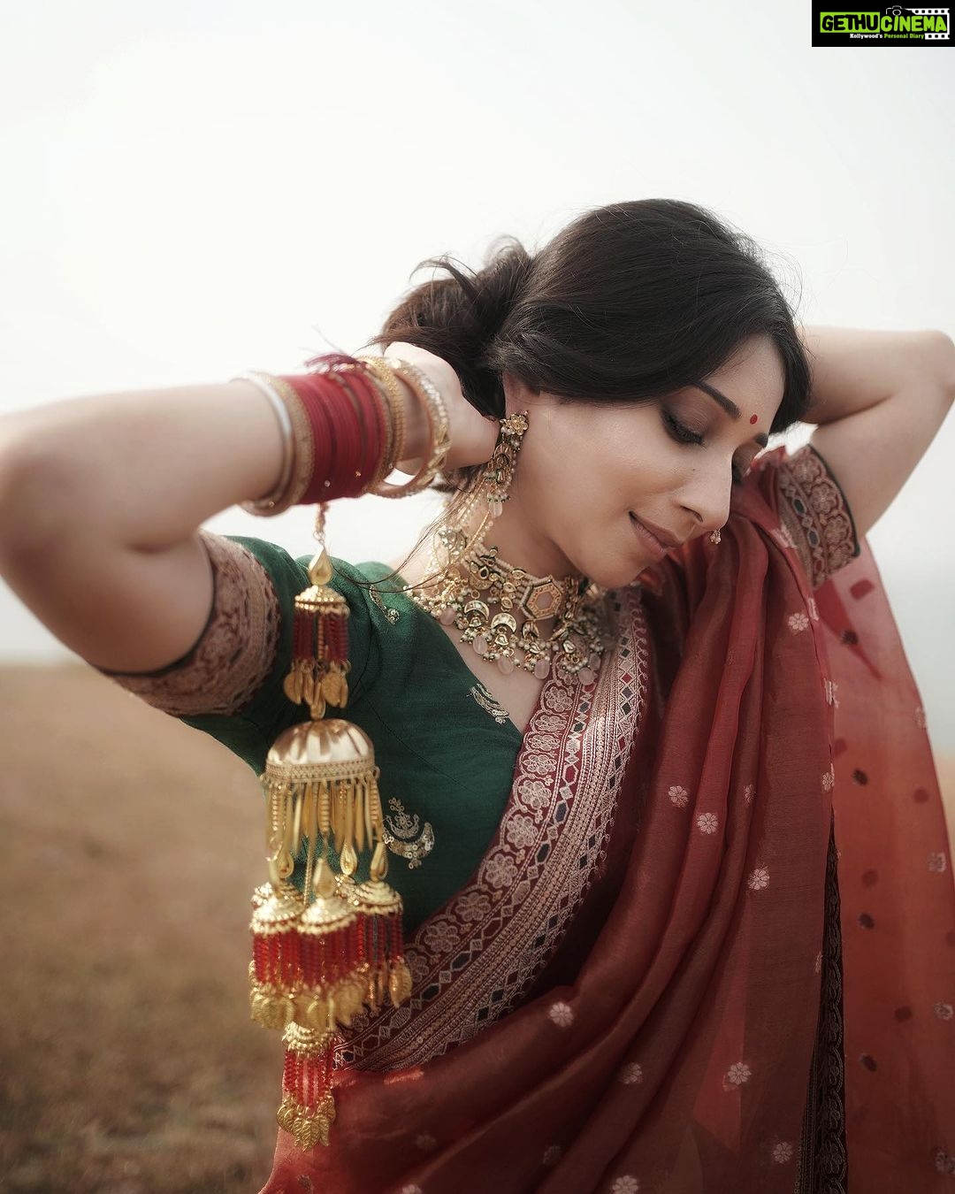 Vrushika Mehta Instagram - ज़रिया 🪔 . P.S: Consider this as my solo pre-wedding 🫣 📸 @ad_wait8 Edited by: @randomankit04 Thank you @kadhuwabanaras for customising this beautiful bridal saree for me ❤️ #wedding #bride #weddingphotography #bridalsarees #picoftheday
